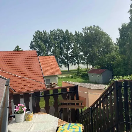 Two-bedroom In Ii Lägenhet Balatonberény