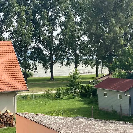 Two-bedroom In Ii Lägenhet Balatonberény